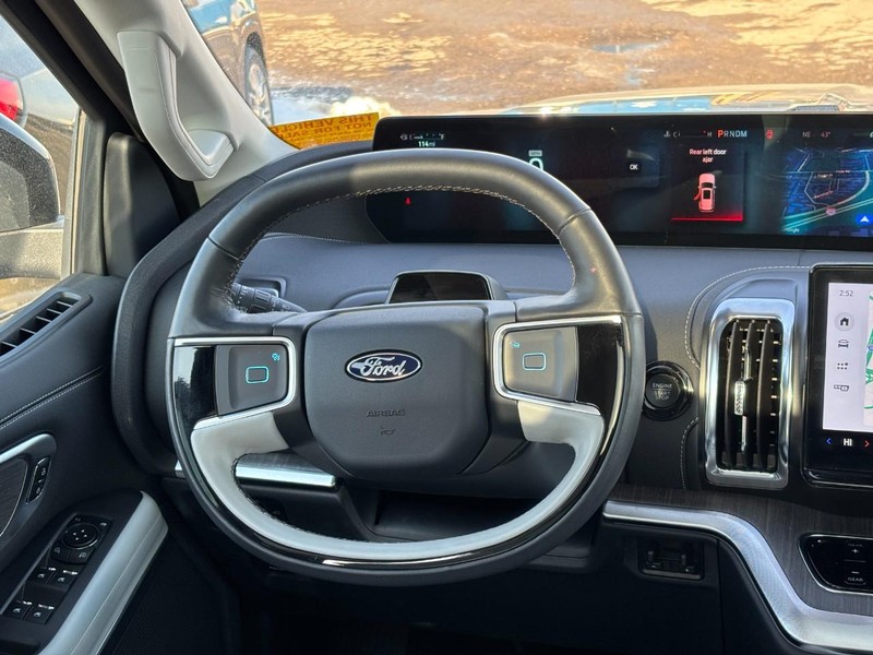 Ford Expedition Vehicle Full-screen Gallery Image 15