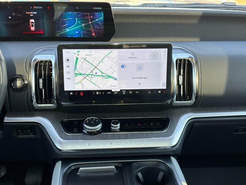 Ford Expedition Vehicle Full-screen Gallery Image 16