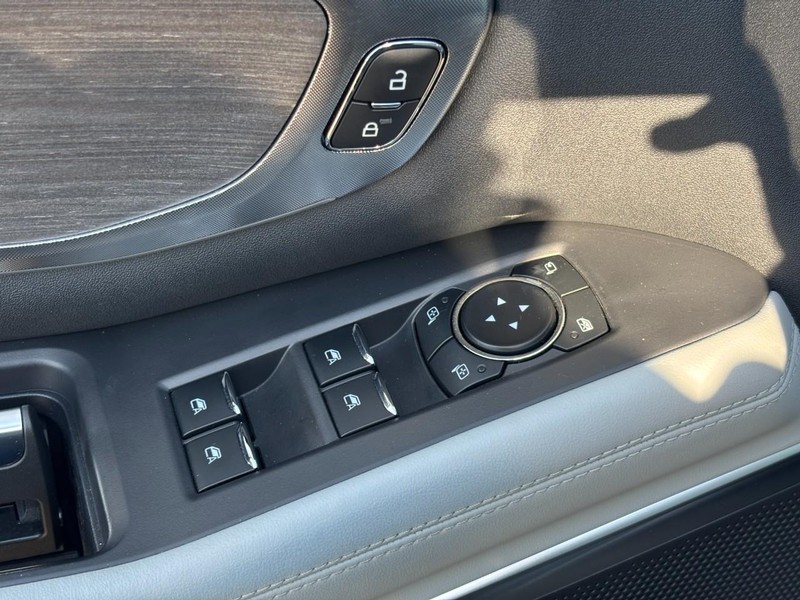 Ford Expedition Vehicle Full-screen Gallery Image 19