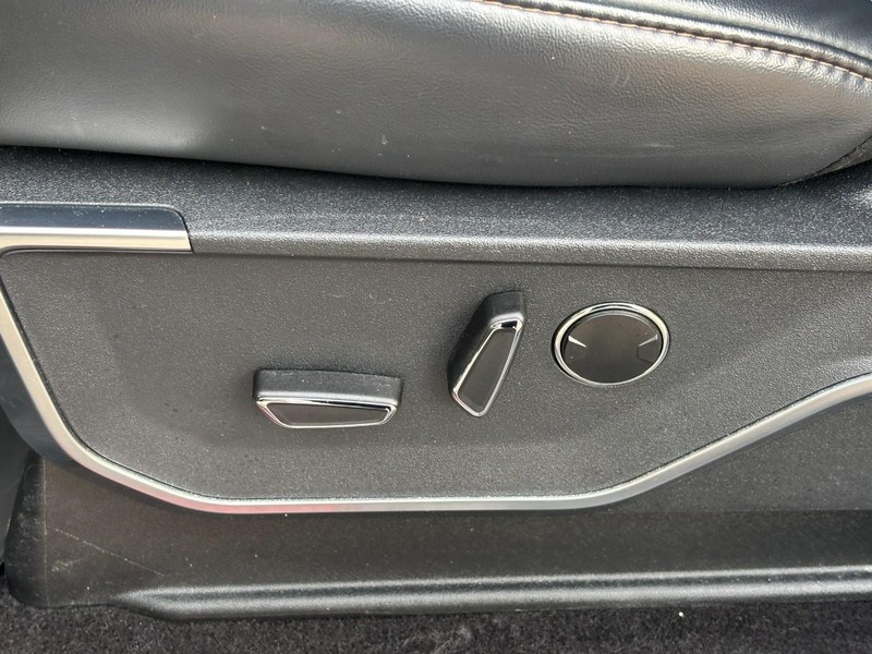 Ford F-150 Vehicle Full-screen Gallery Image 17