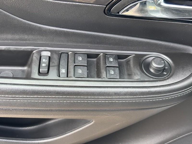 Buick Encore Vehicle Full-screen Gallery Image 17