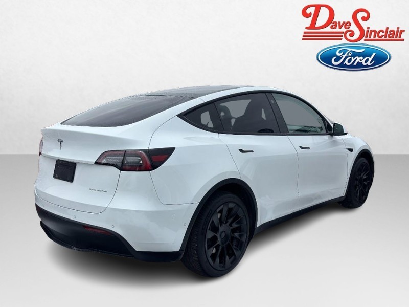 Tesla Model Y Vehicle Full-screen Gallery Image 07