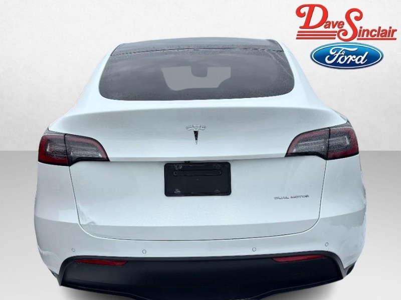 Tesla Model Y Vehicle Full-screen Gallery Image 08