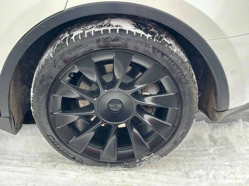 Tesla Model Y Vehicle Full-screen Gallery Image 11