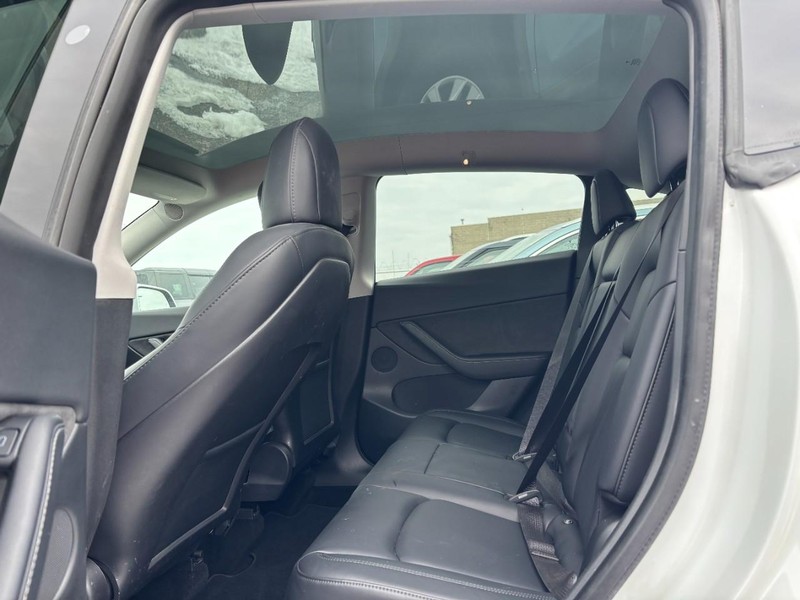 Tesla Model Y Vehicle Full-screen Gallery Image 12