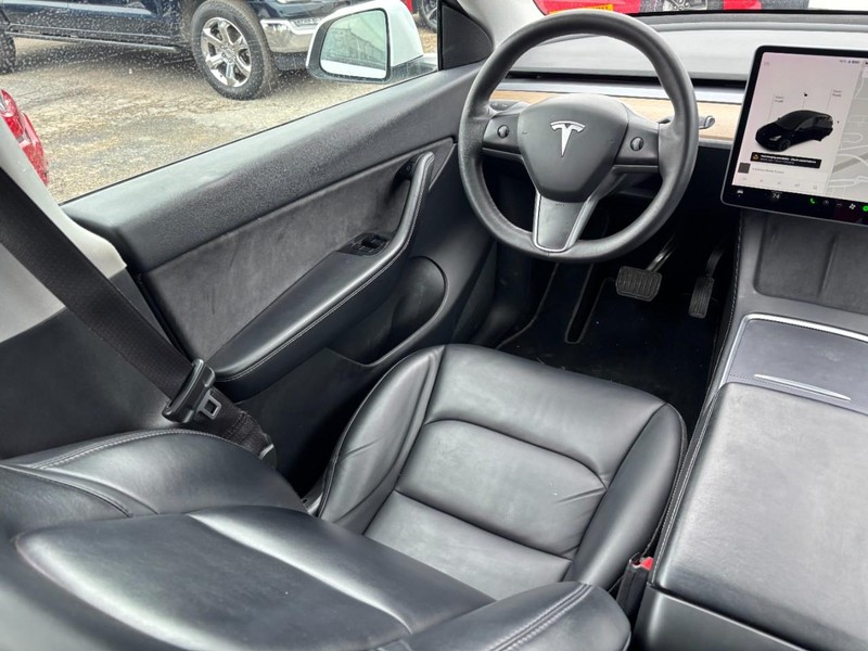 Tesla Model Y Vehicle Full-screen Gallery Image 13