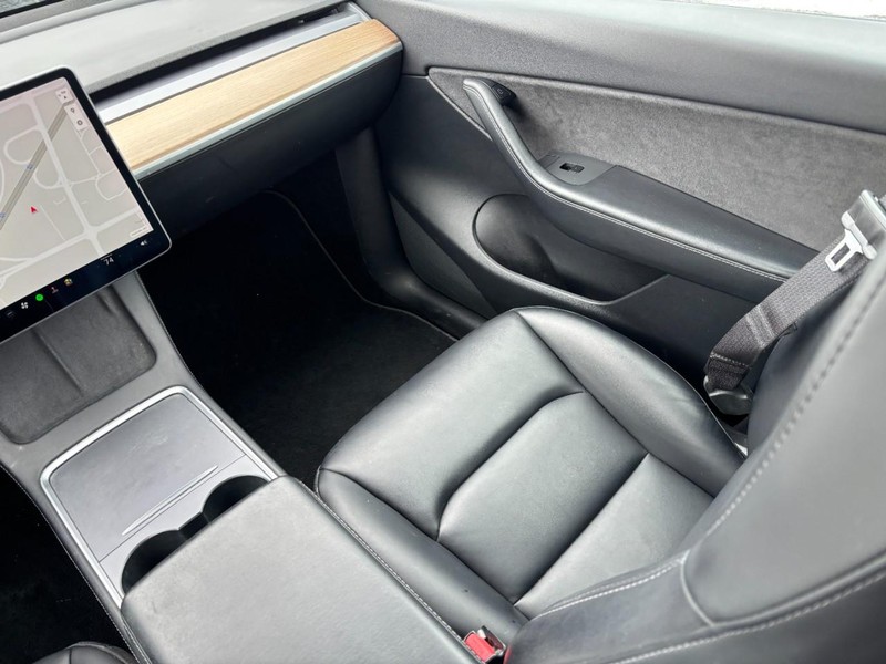 Tesla Model Y Vehicle Full-screen Gallery Image 15