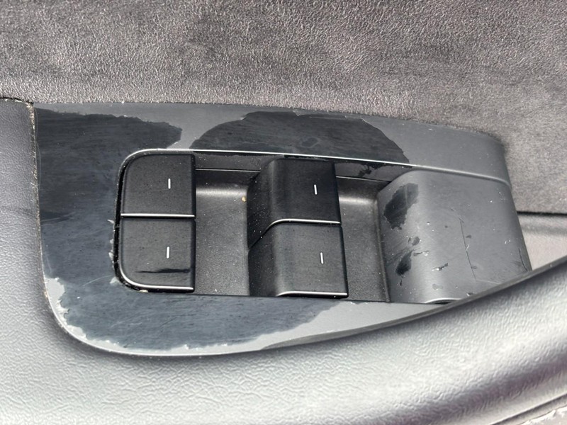 Tesla Model Y Vehicle Full-screen Gallery Image 17