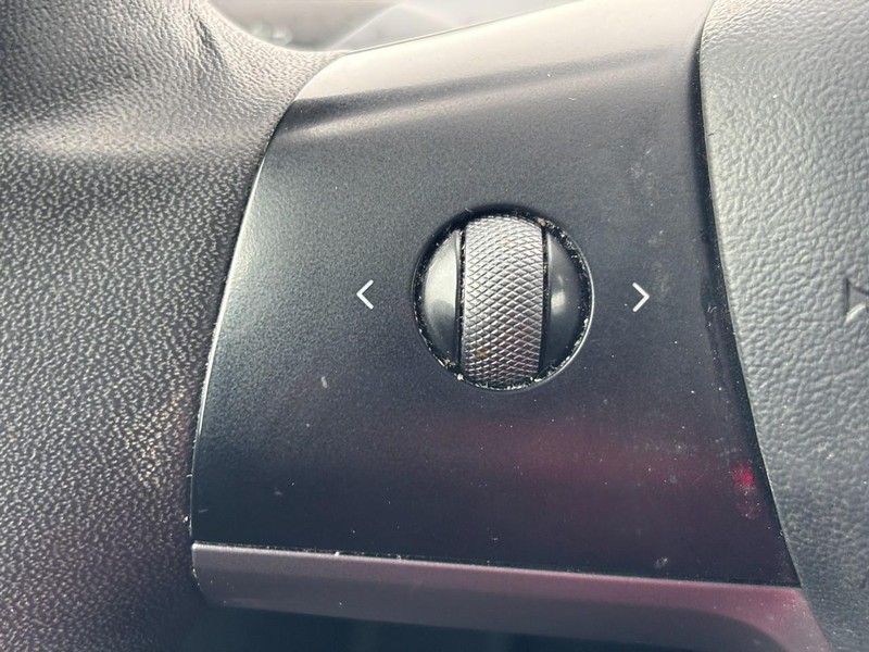 Tesla Model Y Vehicle Full-screen Gallery Image 18