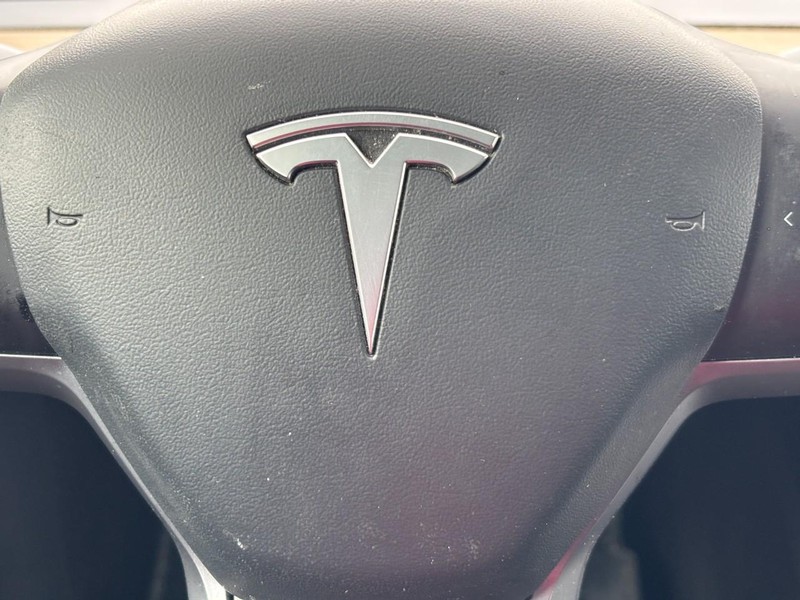 Tesla Model Y Vehicle Full-screen Gallery Image 19