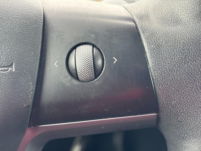 Tesla Model Y Vehicle Full-screen Gallery Image 20