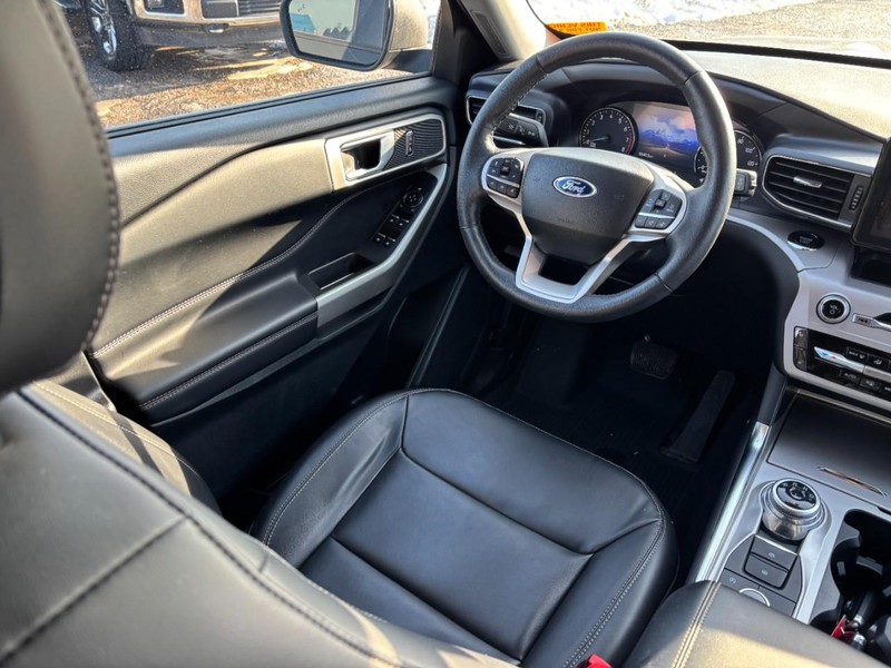 Ford Explorer Vehicle Full-screen Gallery Image 14