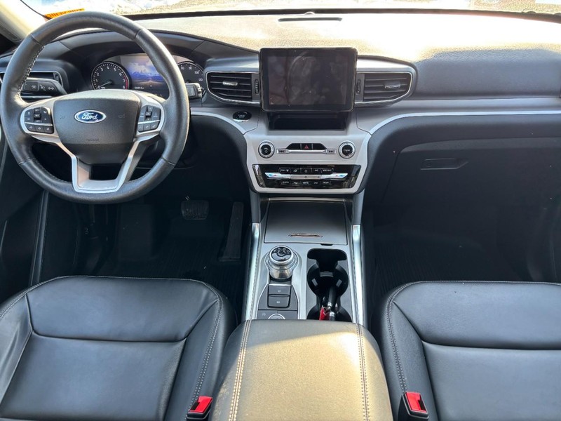 Ford Explorer Vehicle Full-screen Gallery Image 15