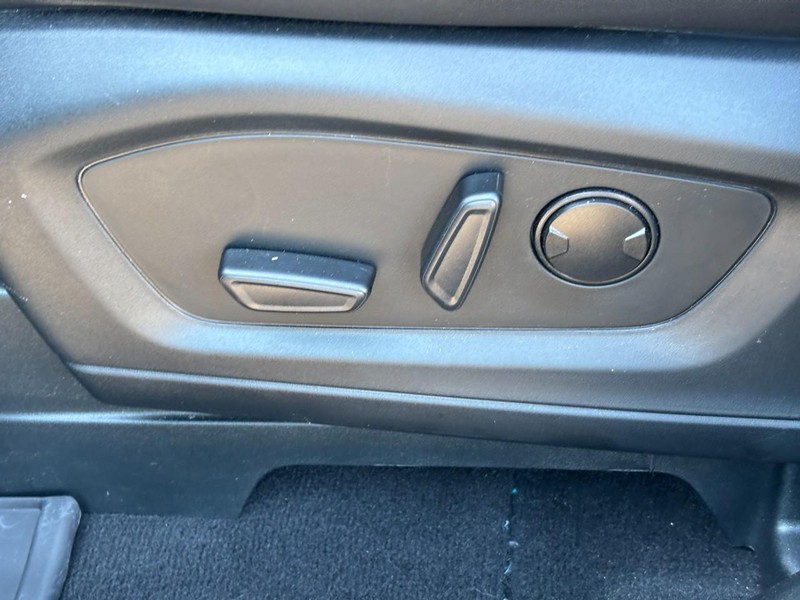 Ford Explorer Vehicle Full-screen Gallery Image 17