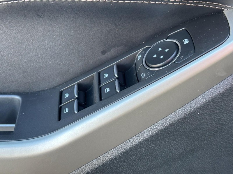 Ford Explorer Vehicle Full-screen Gallery Image 18