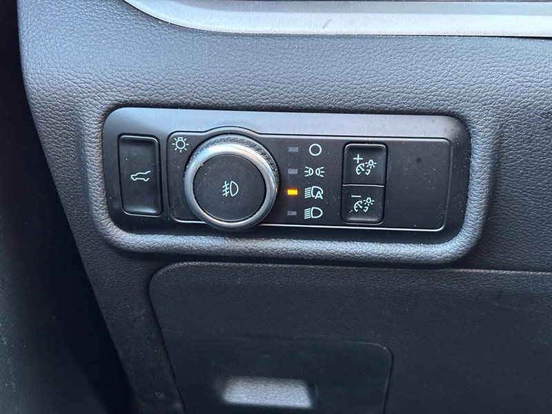 Ford Explorer Vehicle Full-screen Gallery Image 19