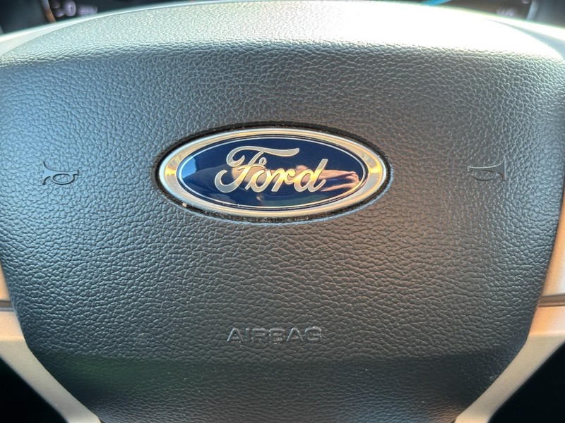 Ford Explorer Vehicle Full-screen Gallery Image 21