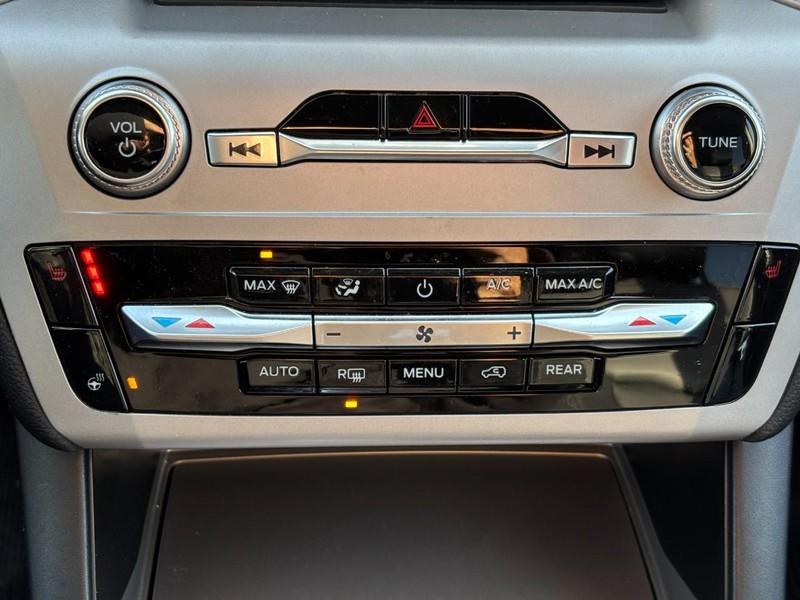 Ford Explorer Vehicle Full-screen Gallery Image 27