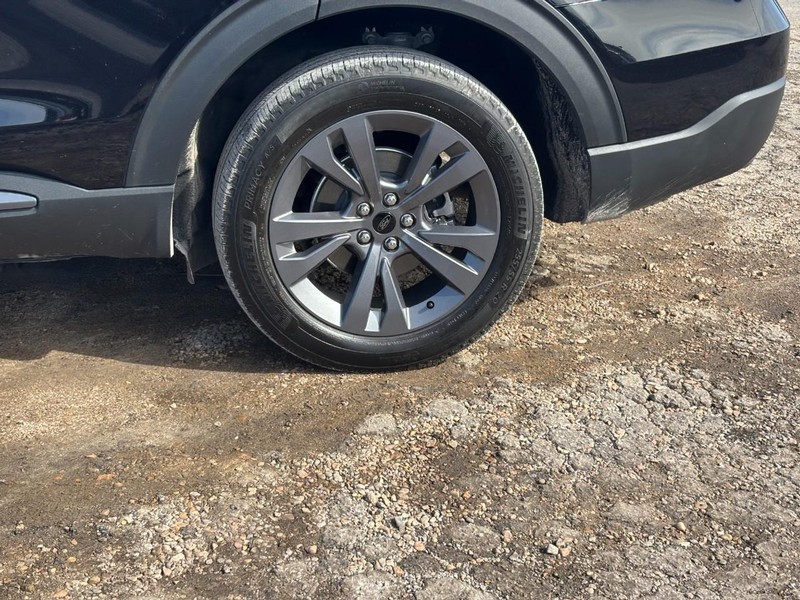 Ford Explorer Vehicle Full-screen Gallery Image 11