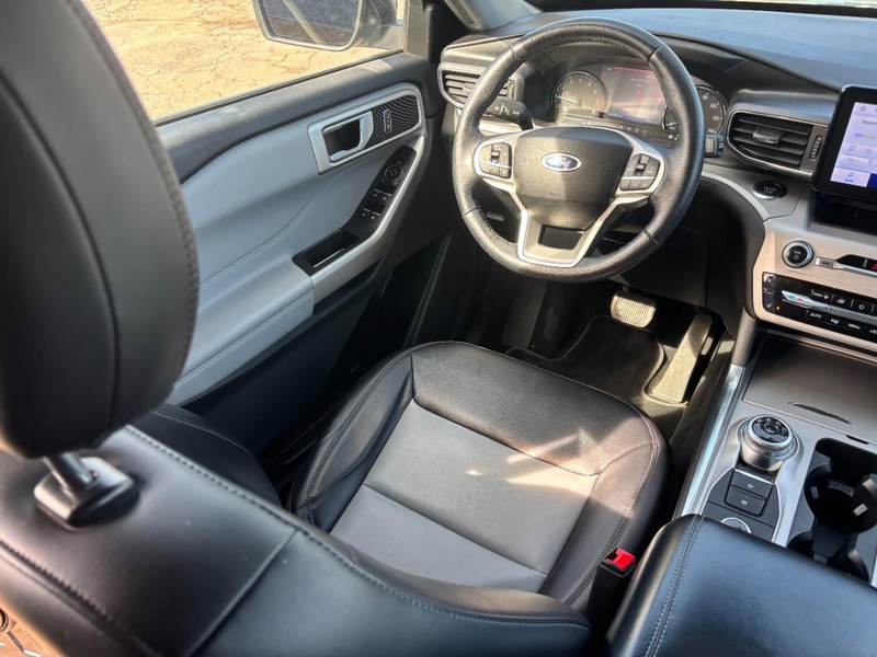 Ford Explorer Vehicle Full-screen Gallery Image 14