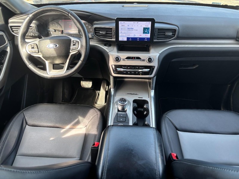 Ford Explorer Vehicle Full-screen Gallery Image 15