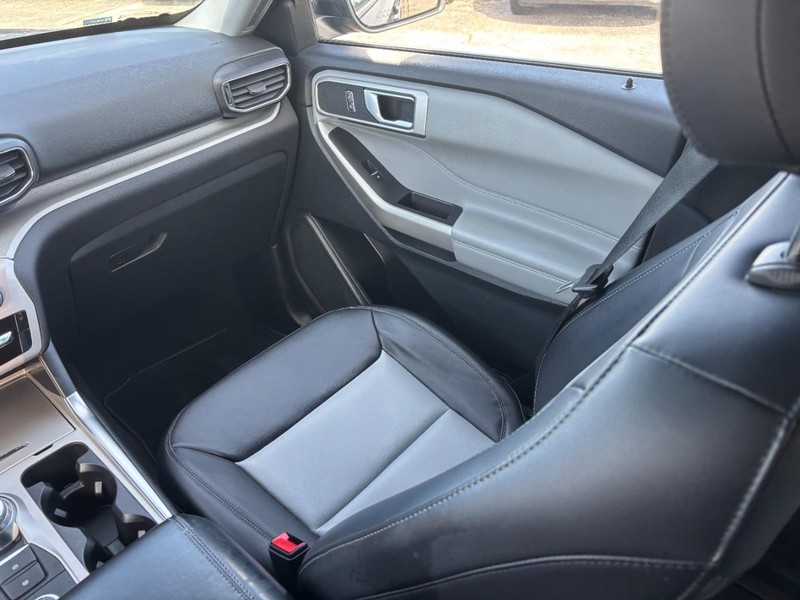 Ford Explorer Vehicle Full-screen Gallery Image 16