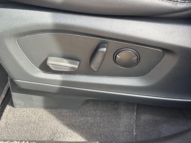 Ford Explorer Vehicle Full-screen Gallery Image 17