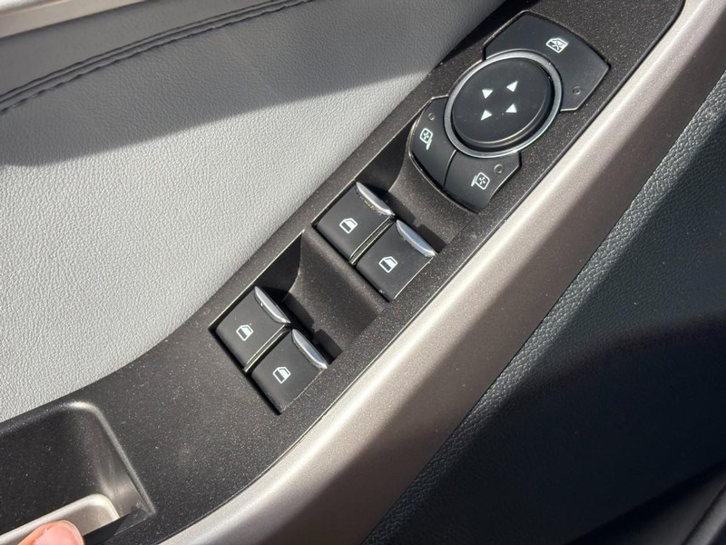 Ford Explorer Vehicle Full-screen Gallery Image 18