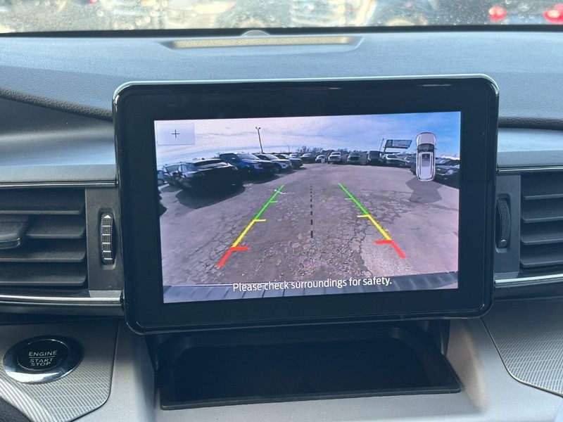 Ford Explorer Vehicle Full-screen Gallery Image 25