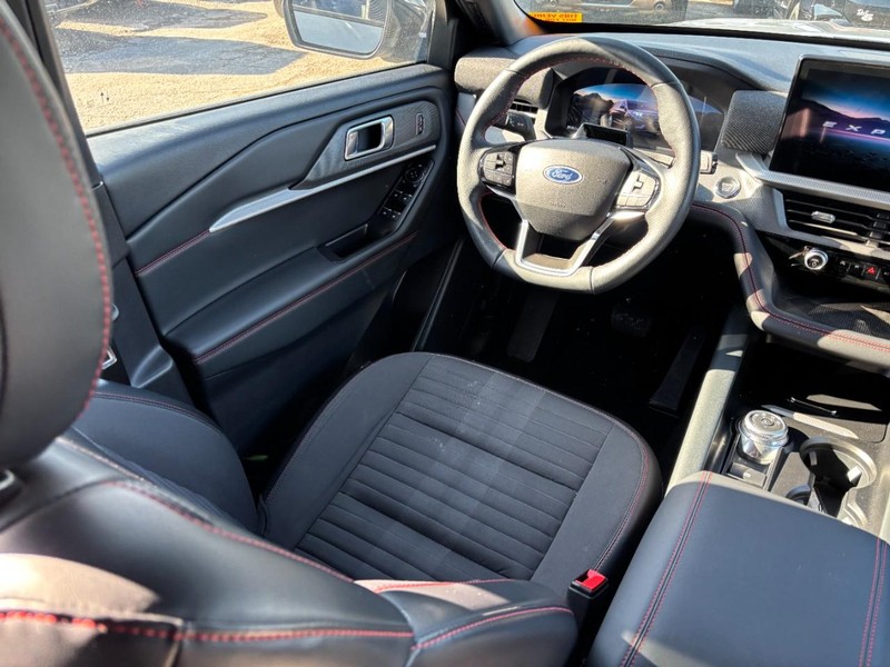 Ford Explorer Vehicle Full-screen Gallery Image 14