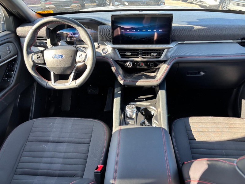 Ford Explorer Vehicle Full-screen Gallery Image 15