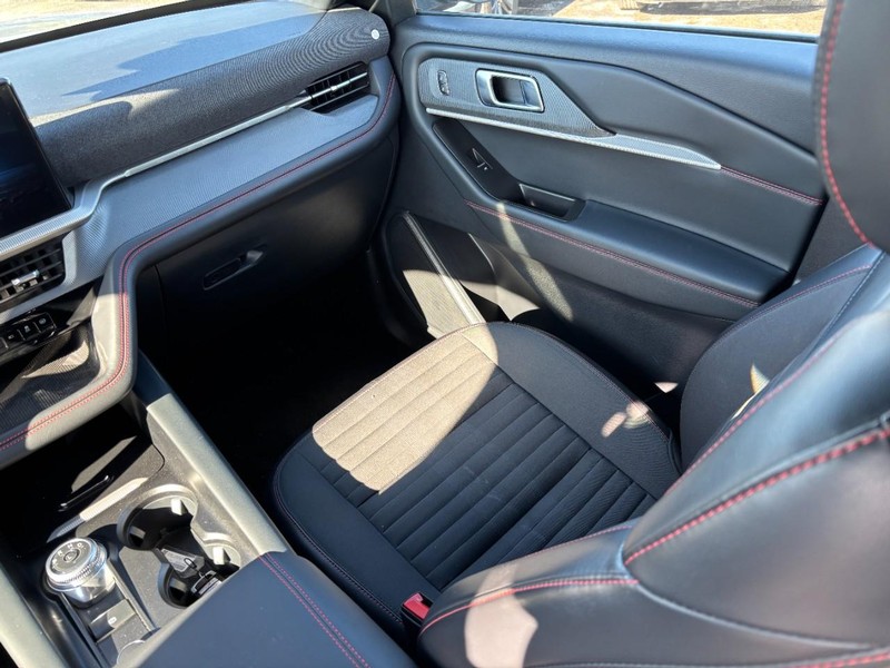 Ford Explorer Vehicle Full-screen Gallery Image 16