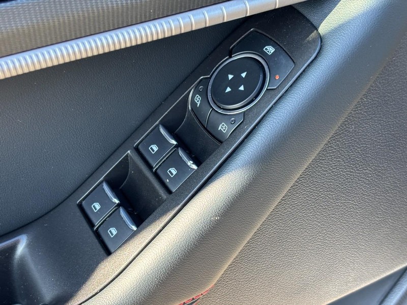 Ford Explorer Vehicle Full-screen Gallery Image 18