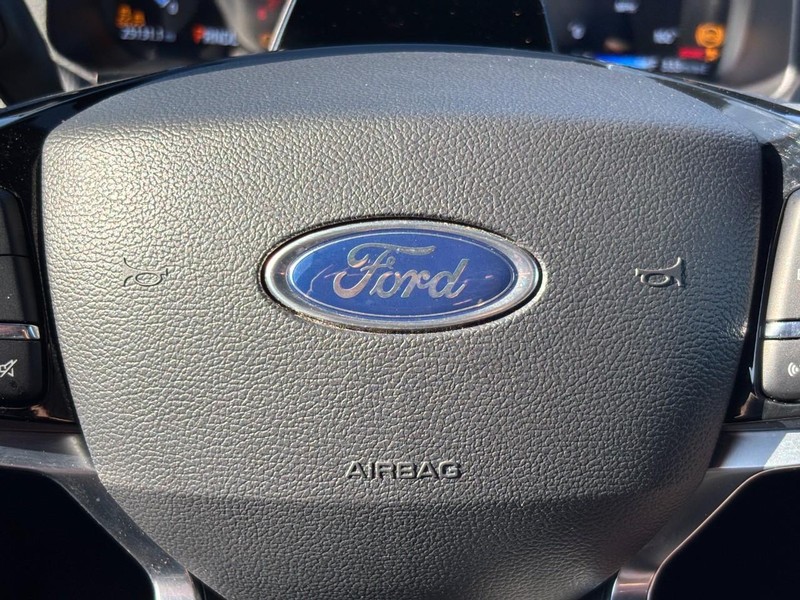 Ford Explorer Vehicle Full-screen Gallery Image 20