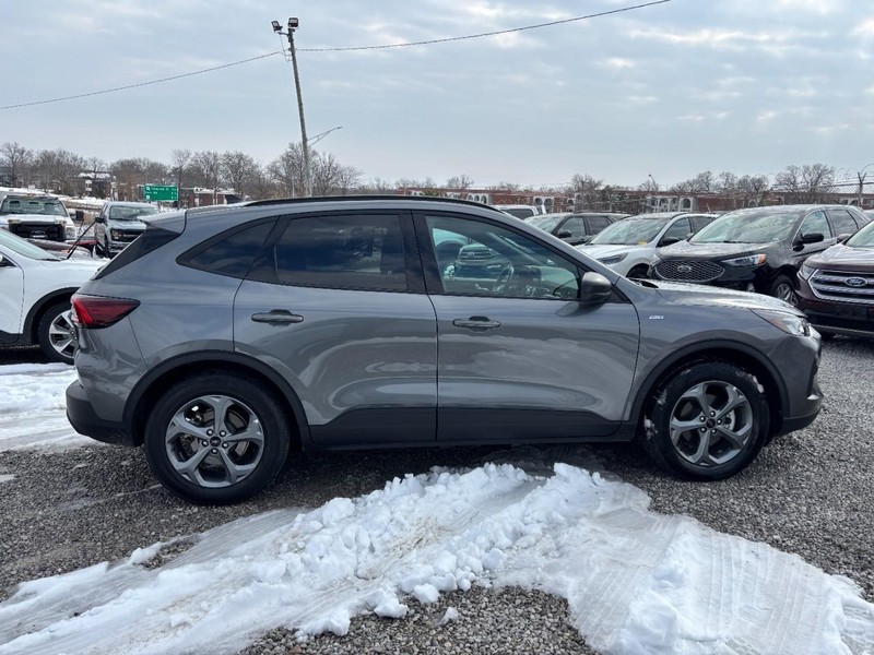 Ford Escape Vehicle Full-screen Gallery Image 05