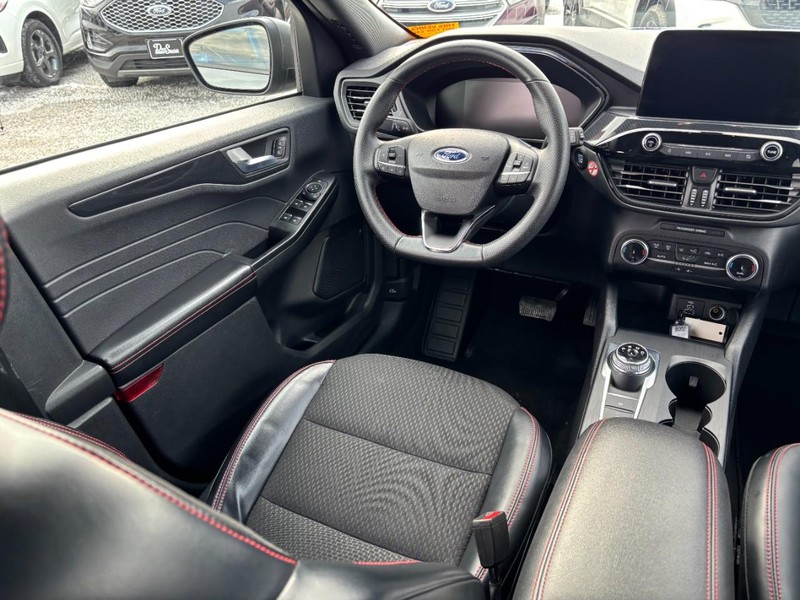 Ford Escape Vehicle Full-screen Gallery Image 13