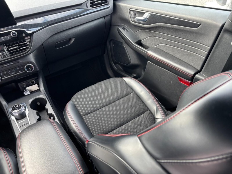 Ford Escape Vehicle Full-screen Gallery Image 15