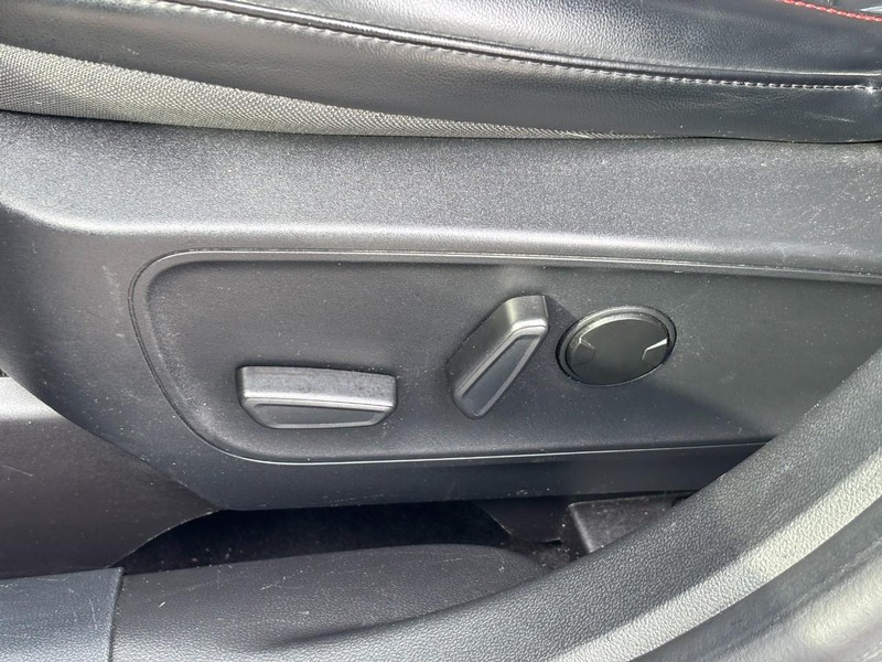 Ford Escape Vehicle Full-screen Gallery Image 16