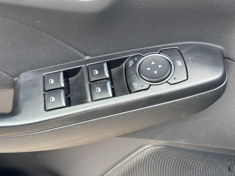 Ford Escape Vehicle Full-screen Gallery Image 17