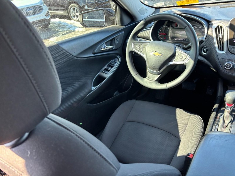 Chevrolet Malibu Vehicle Full-screen Gallery Image 11