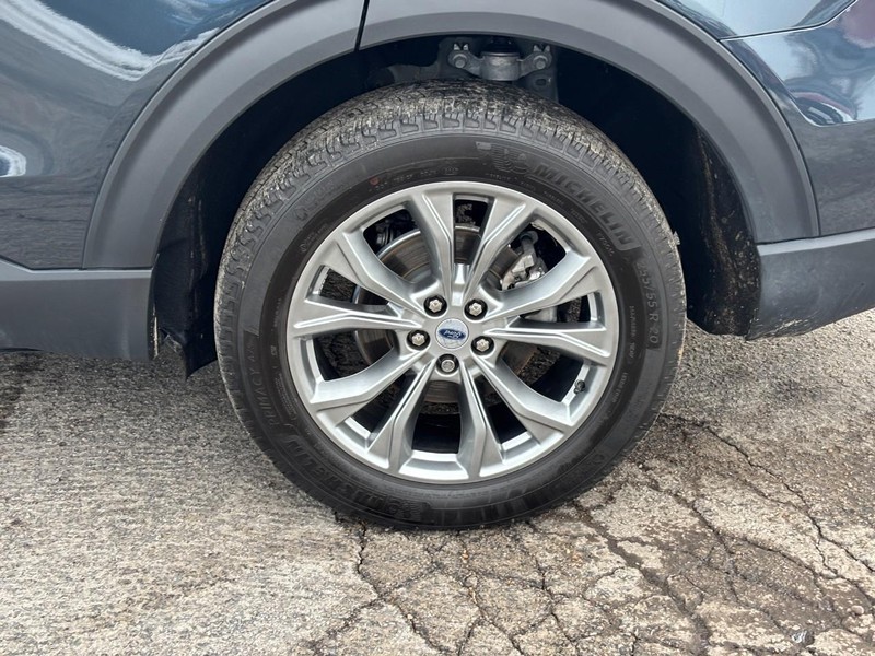 Ford Explorer Vehicle Full-screen Gallery Image 11