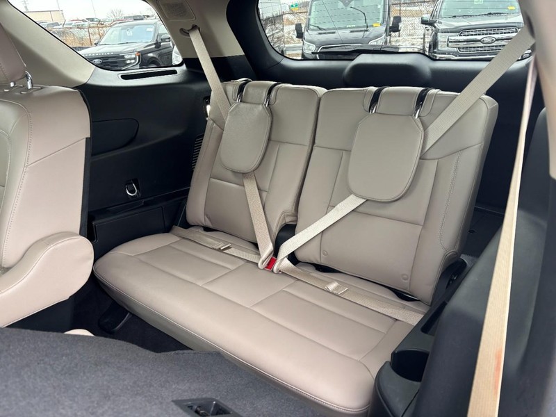 Ford Explorer Vehicle Full-screen Gallery Image 12