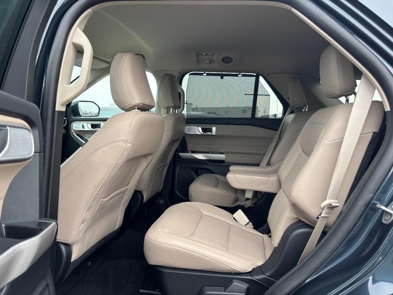 Ford Explorer Vehicle Full-screen Gallery Image 13