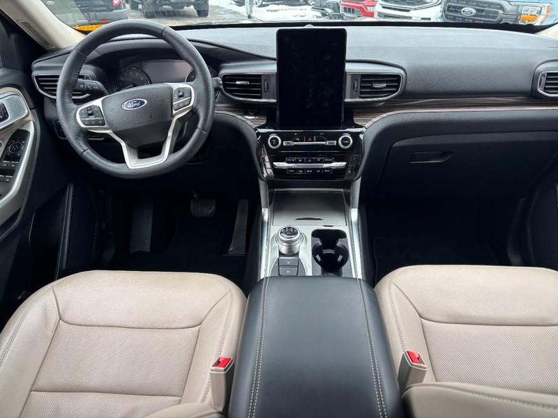 Ford Explorer Vehicle Full-screen Gallery Image 15