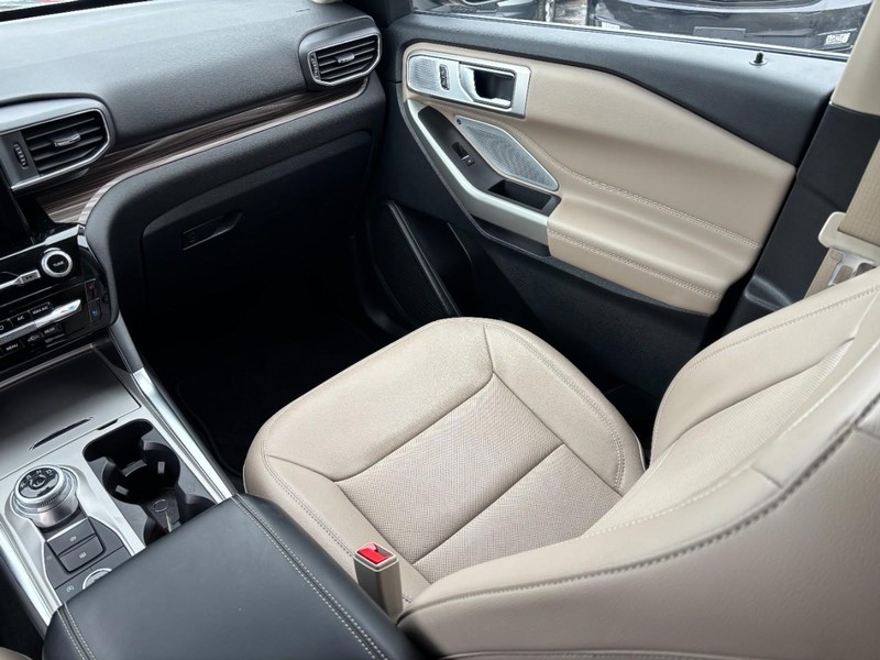 Ford Explorer Vehicle Full-screen Gallery Image 16