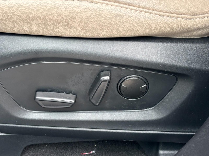 Ford Explorer Vehicle Full-screen Gallery Image 17