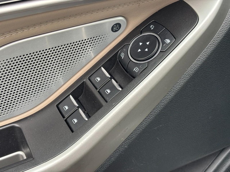 Ford Explorer Vehicle Full-screen Gallery Image 18