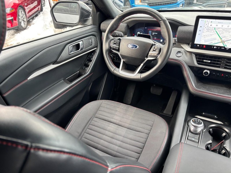 Ford Explorer Vehicle Full-screen Gallery Image 13