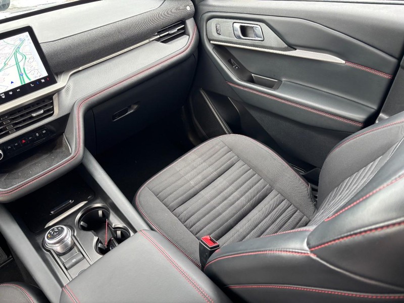 Ford Explorer Vehicle Full-screen Gallery Image 15