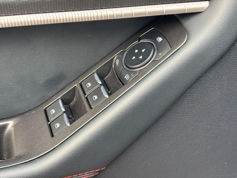 Ford Explorer Vehicle Full-screen Gallery Image 17